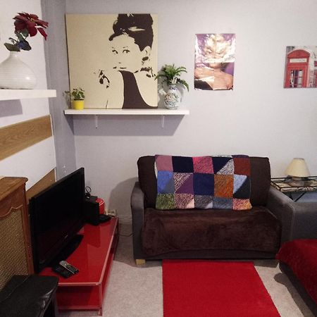 Guesthouse Familial Pour 2,3,4 Personnes De 44M2- Accessible Handic -Rez De Chaussee-Vues Sur Rue Et Patio Prive - Sejour, Chambre Separee-Cuisine,Salle De Bain,Lit Double Et Canape-Lit 2Pers-Entree De La Rue Berzelius-5 Minutes Du Metro Brochant-Lig Париж Екстериор снимка
