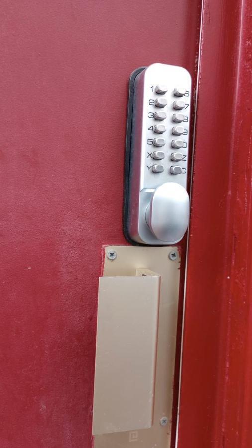 Guesthouse Familial Pour 2,3,4 Personnes De 44M2- Accessible Handic -Rez De Chaussee-Vues Sur Rue Et Patio Prive - Sejour, Chambre Separee-Cuisine,Salle De Bain,Lit Double Et Canape-Lit 2Pers-Entree De La Rue Berzelius-5 Minutes Du Metro Brochant-Lig Париж Екстериор снимка