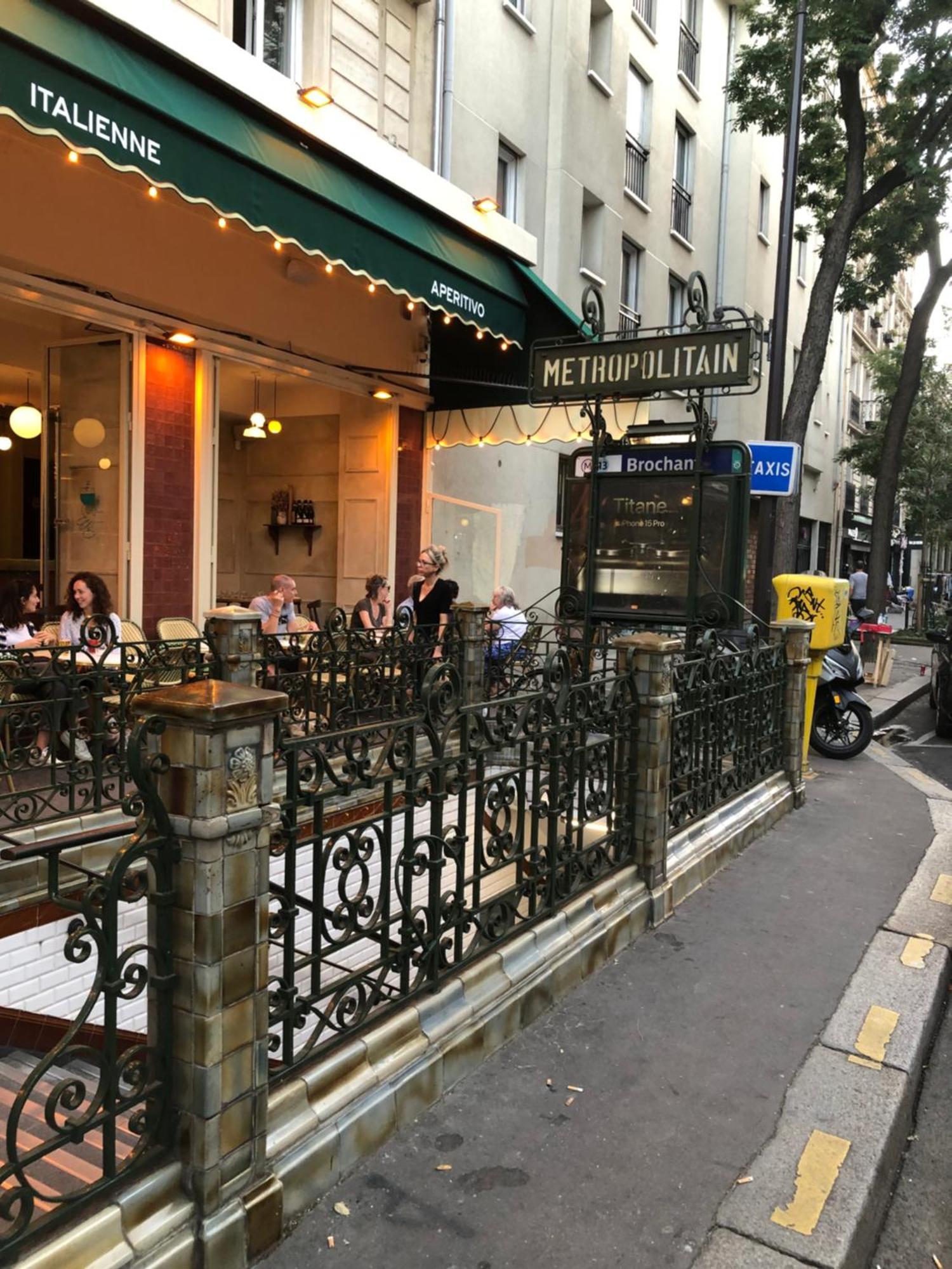 Guesthouse Familial Pour 2,3,4 Personnes De 44M2- Accessible Handic -Rez De Chaussee-Vues Sur Rue Et Patio Prive - Sejour, Chambre Separee-Cuisine,Salle De Bain,Lit Double Et Canape-Lit 2Pers-Entree De La Rue Berzelius-5 Minutes Du Metro Brochant-Lig Париж Екстериор снимка