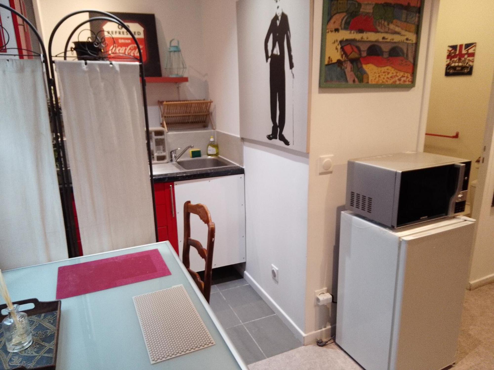 Guesthouse Familial Pour 2,3,4 Personnes De 44M2- Accessible Handic -Rez De Chaussee-Vues Sur Rue Et Patio Prive - Sejour, Chambre Separee-Cuisine,Salle De Bain,Lit Double Et Canape-Lit 2Pers-Entree De La Rue Berzelius-5 Minutes Du Metro Brochant-Lig Париж Екстериор снимка